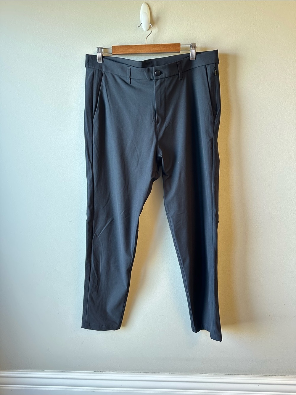 lululemon 36 Tall athletica black waistband with gray care tag